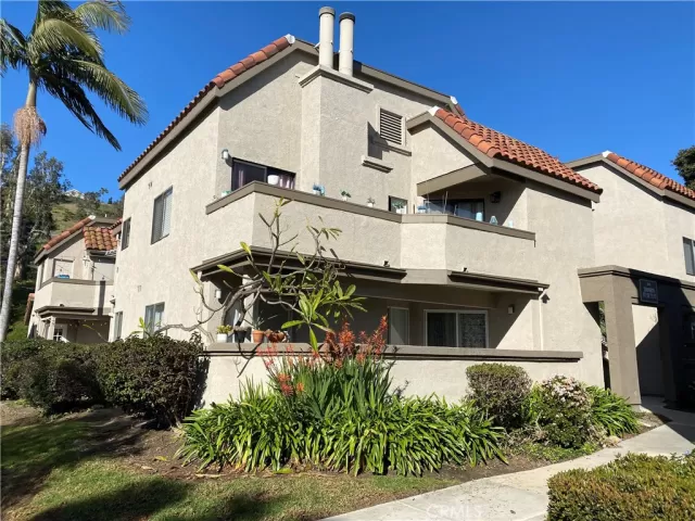 MLS: OC23024914 Condo For Sale