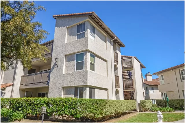 MLS: OC23028032 Condo For Sale