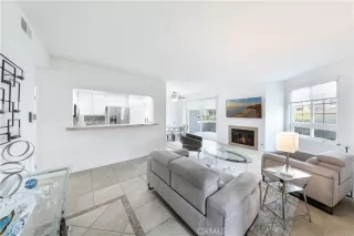 Photo #2: OC23028037 Listing