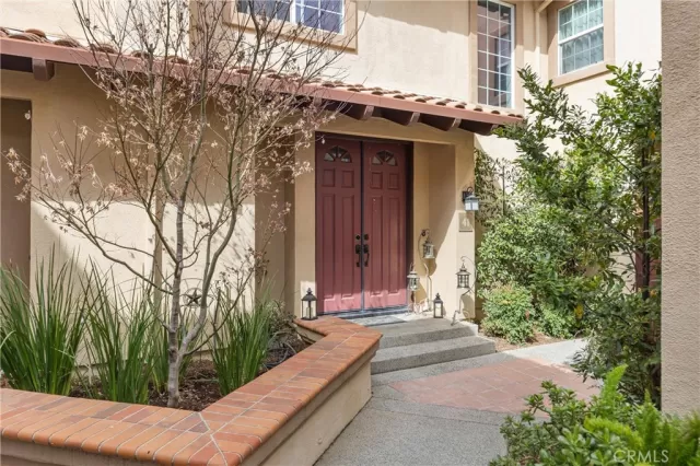 MLS: OC23028928 Condo For Sale