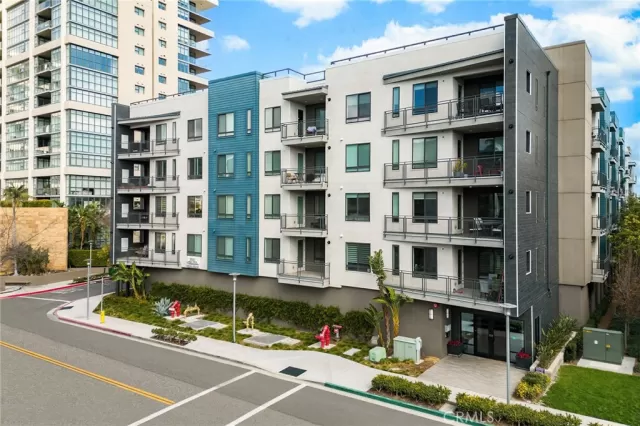 MLS: OC23035011 Condo For Sale