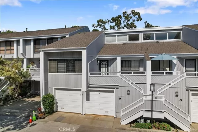 MLS: OC23035963 Condo For Sale