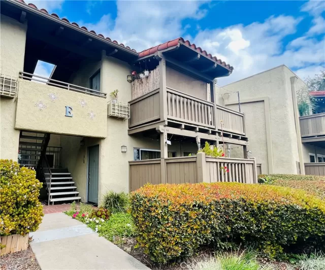 MLS: OC23036943 Condo For Sale