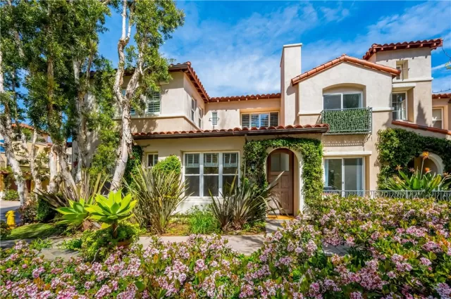 MLS: OC23038551 Condo For Sale