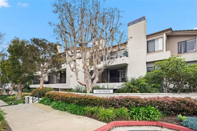 MLS: OC23038671 Condo For Sale