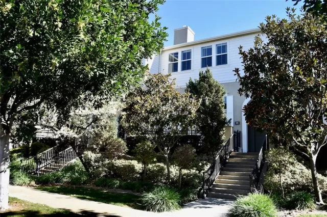 MLS: OC23038699 Condo For Sale