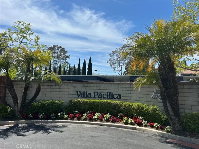 MLS: OC23045364 Condo For Sale