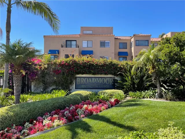 MLS: OC23047115 Condo For Sale