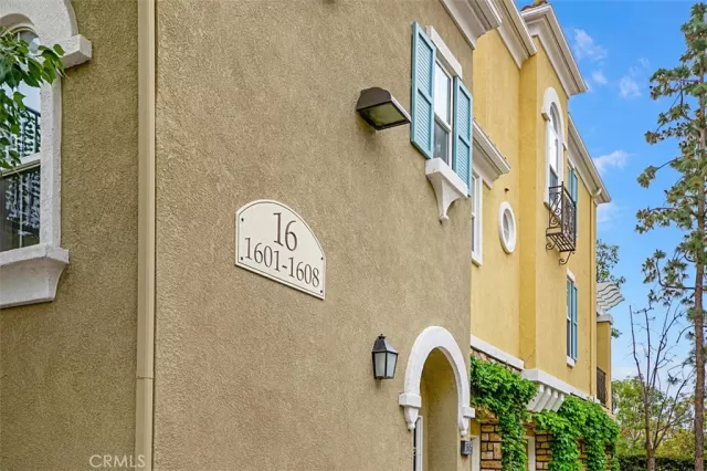 MLS: OC23047156 Condo For Sale