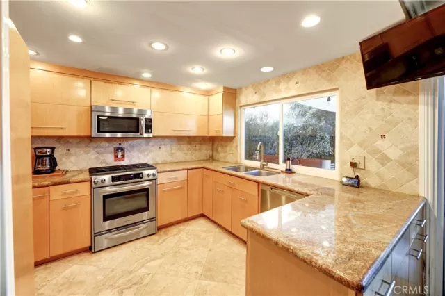 MLS: OC23047287 Condo For Sale