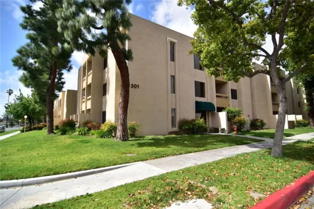 MLS: OC23047385 Condo For Sale