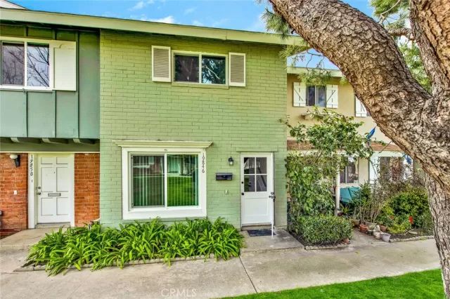 MLS: OC23047958 Condo For Sale