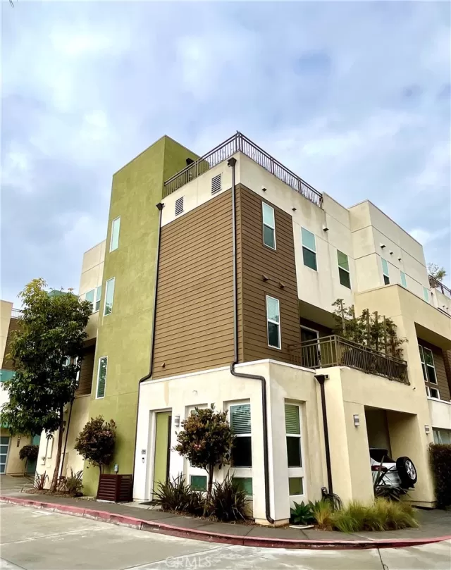 MLS: OC23048368 Condo For Sale