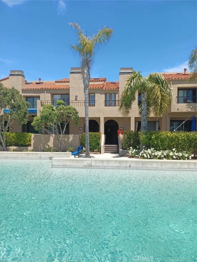 MLS: OC23048654 Condo For Sale