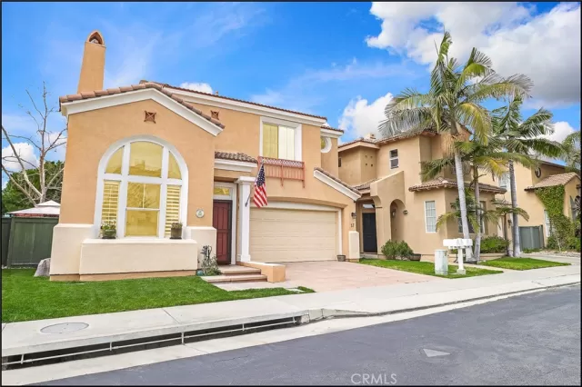 MLS: OC23048718 Condo For Sale