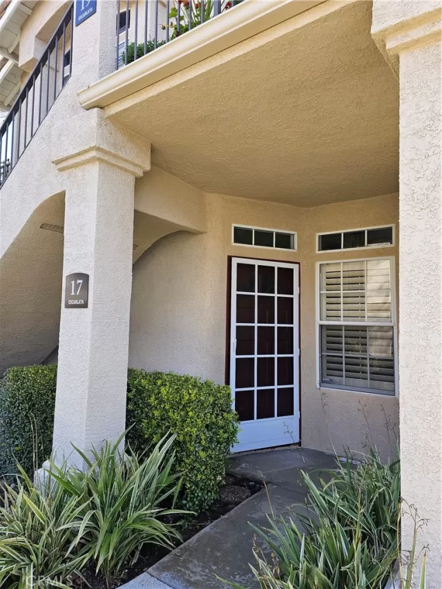 MLS: OC23049151 Condo For Sale