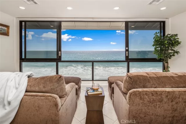 MLS: OC23049588 Condo For Sale