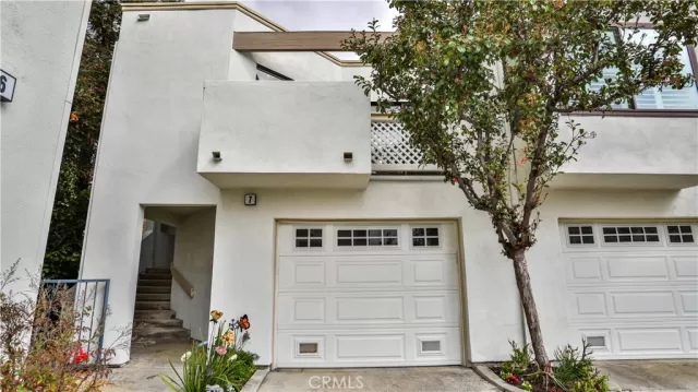 MLS: OC23049950 Condo For Sale