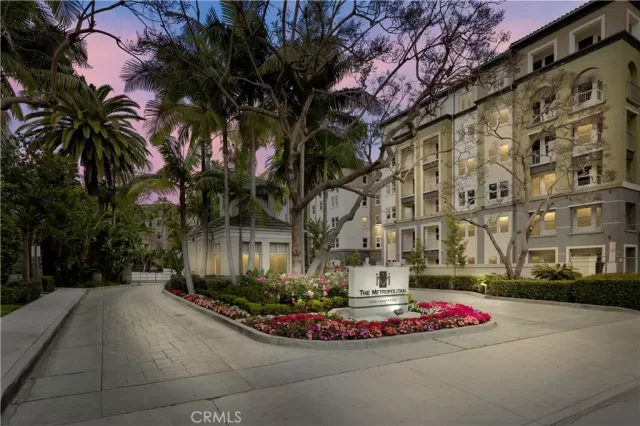 MLS: OC23052990 Condo For Sale