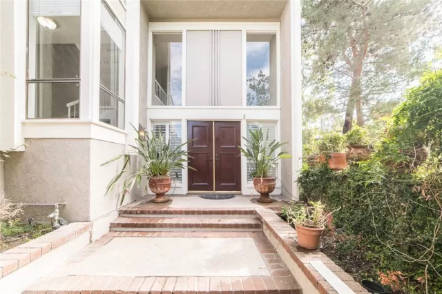 MLS: OC23054385 Condo For Sale