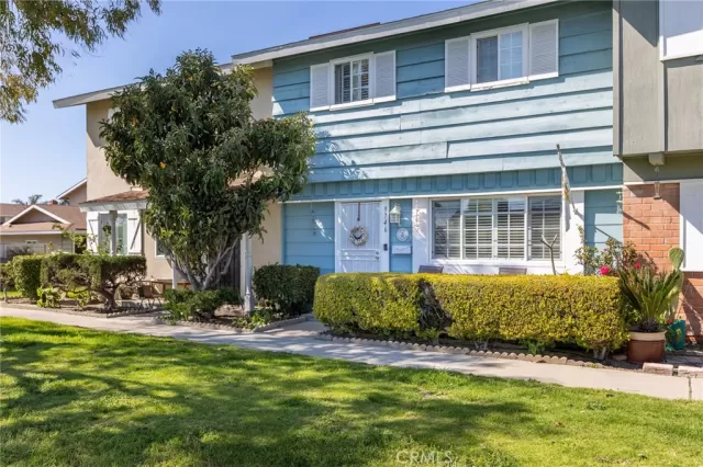 MLS: OC23058929 Condo For Sale