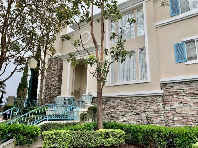 MLS: OC23059585 Condo For Sale