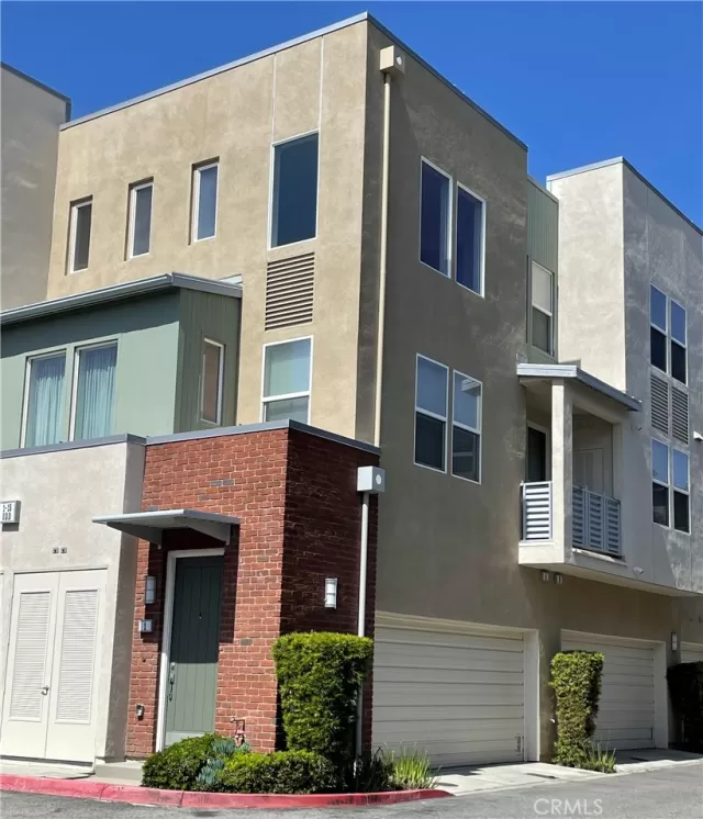 MLS: OC23059957 Condo For Sale