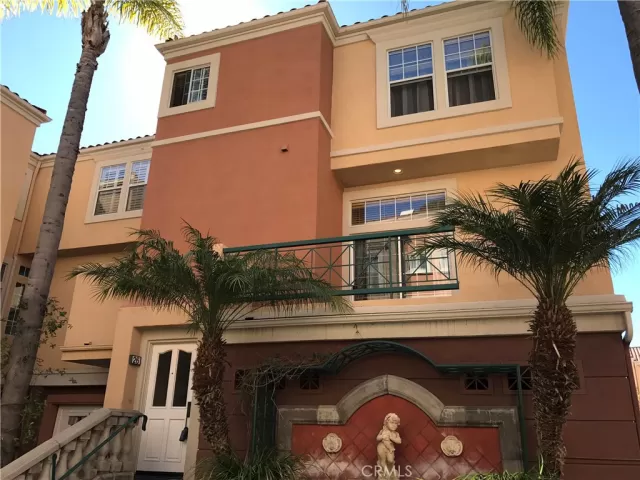 MLS: OC23068098 Condo For Sale