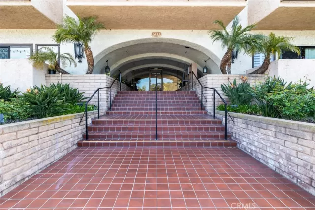 MLS: OC23068353 Condo For Sale