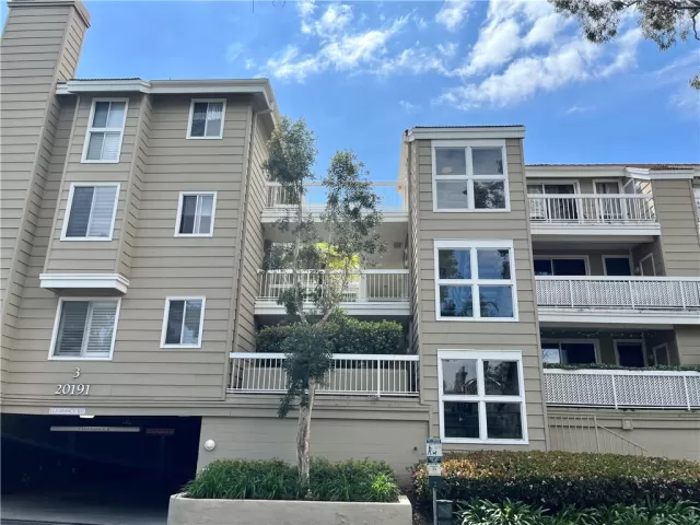 MLS: OC23073114 Condo For Sale