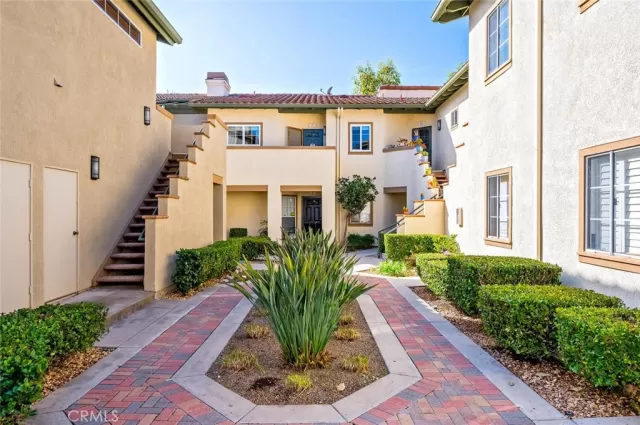 MLS: OC23073568 Condo For Sale