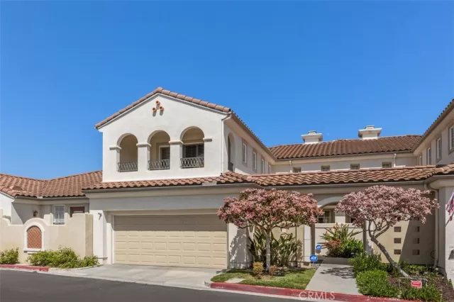 MLS: OC23073588 Condo For Sale