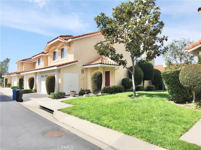 MLS: OC23079092 Condo For Sale