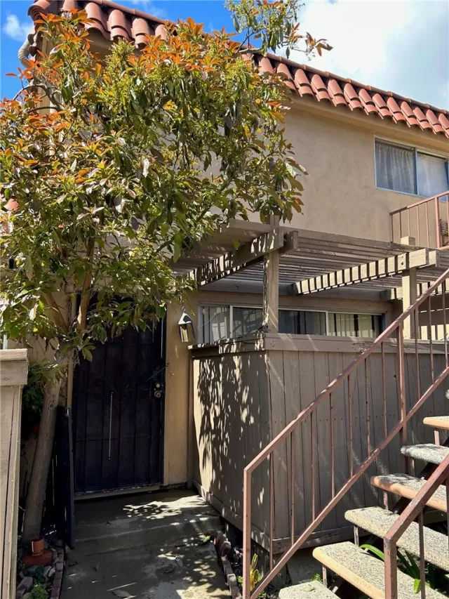 MLS: OC23079166 Condo For Sale
