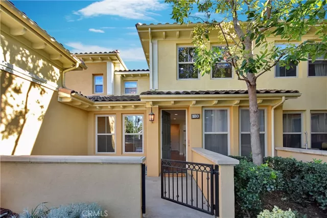 MLS: OC23079213 Condo For Sale