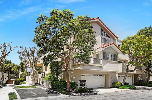 MLS: OC23079765 Condo For Sale