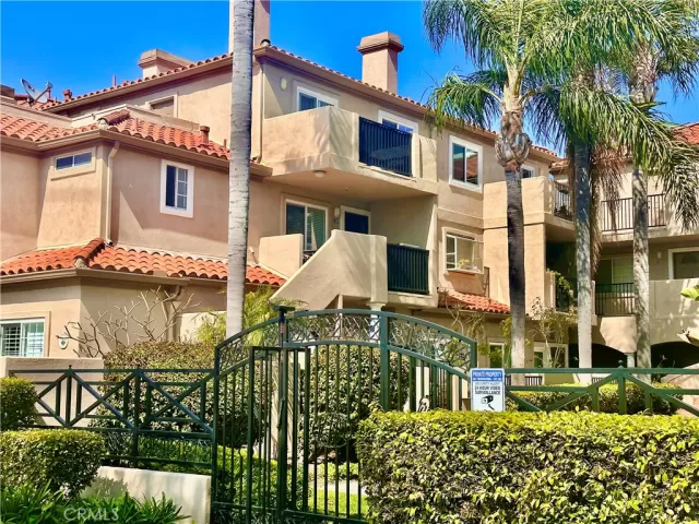 MLS: OC23080123 Condo For Sale