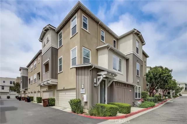 MLS: OC23082414 Condo For Sale