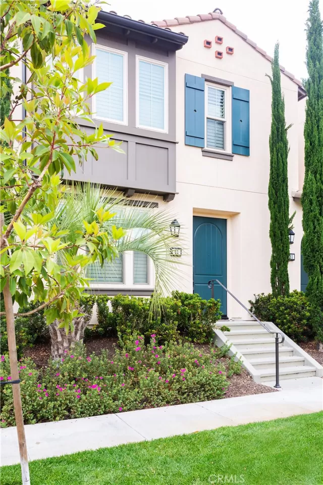 MLS: OC23083388 Condo For Sale