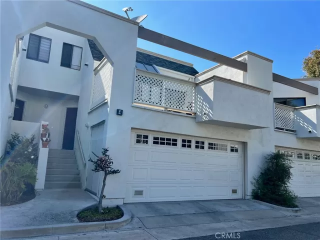 MLS: OC23091805 Condo For Sale