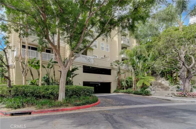 MLS: OC23098395 Condo For Sale