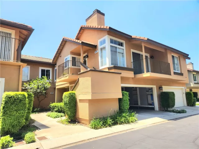 MLS: OC23099359 Condo For Sale