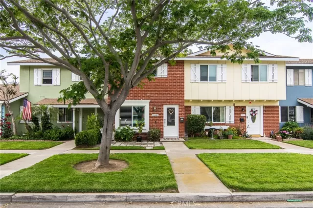 MLS: OC23099597 Condo For Sale