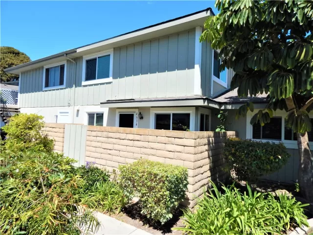 MLS: OC23100387 Condo For Sale