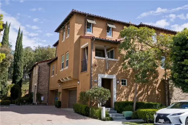 MLS: OC23103393 Condo For Sale