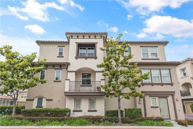 MLS: OC23103996 Condo For Sale