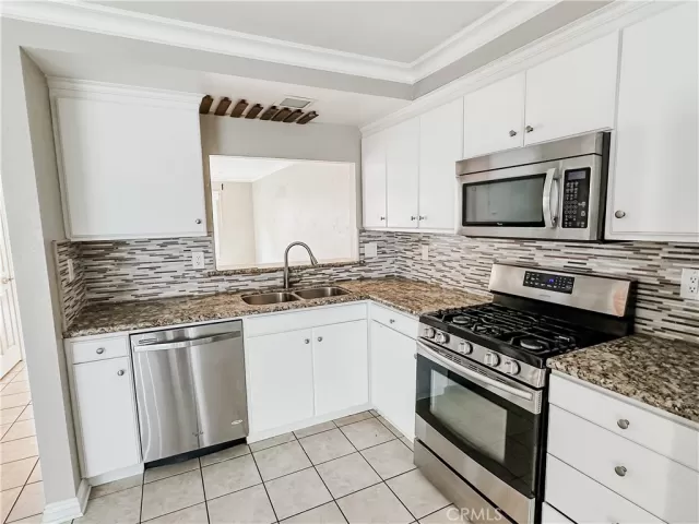 MLS: OC23104869 Condo For Sale