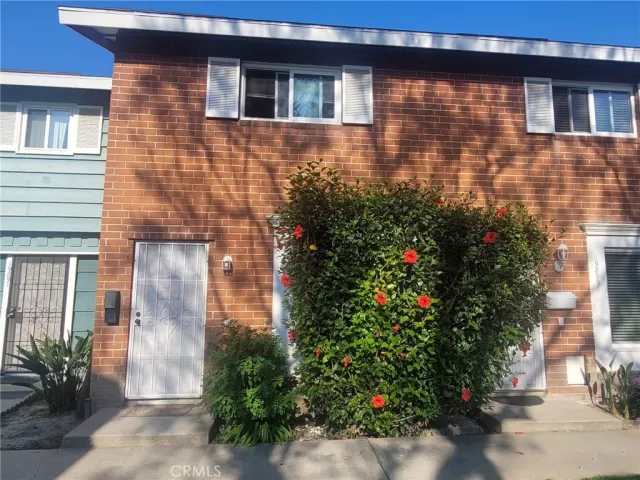 MLS: OC23104983 Condo For Sale