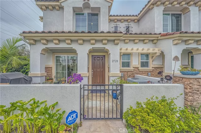 MLS: OC23105122 Condo For Sale