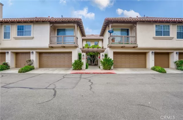 MLS: OC23105399 Condo For Sale